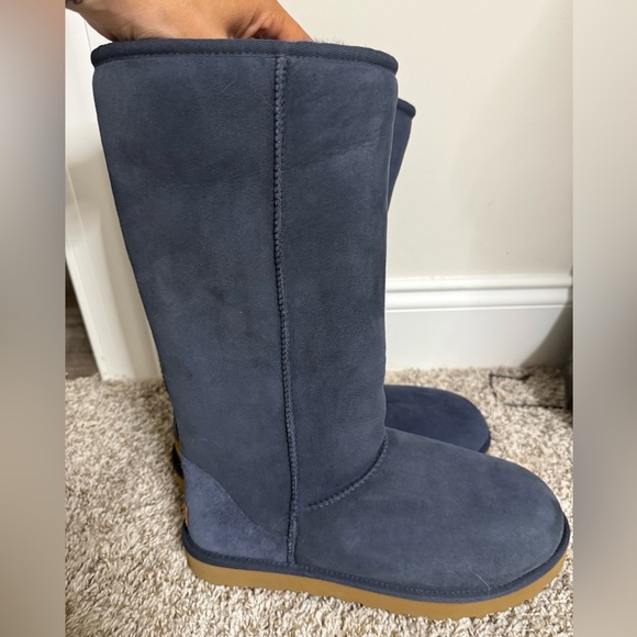 Women’s tall navy Uggs - Picture 3 of 3